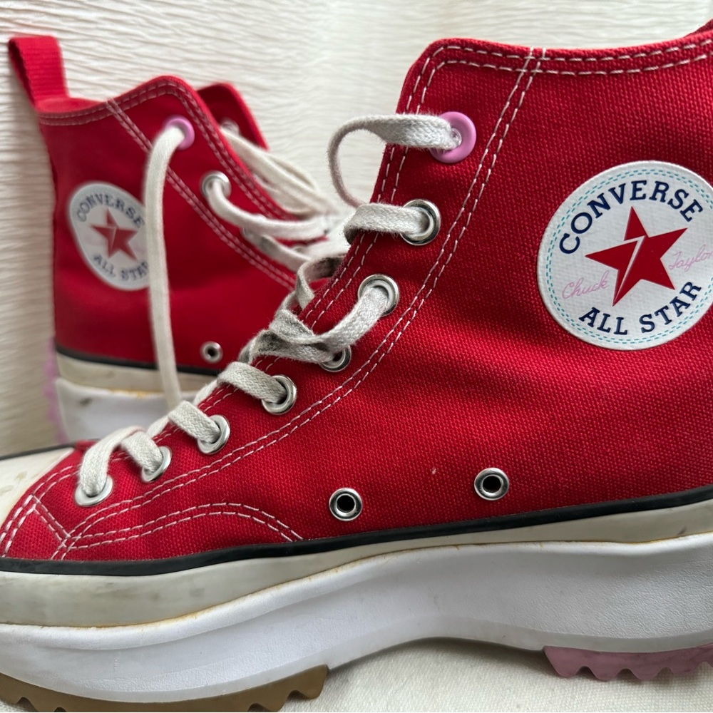 Reselling red converse hike stars. Still in great condition.